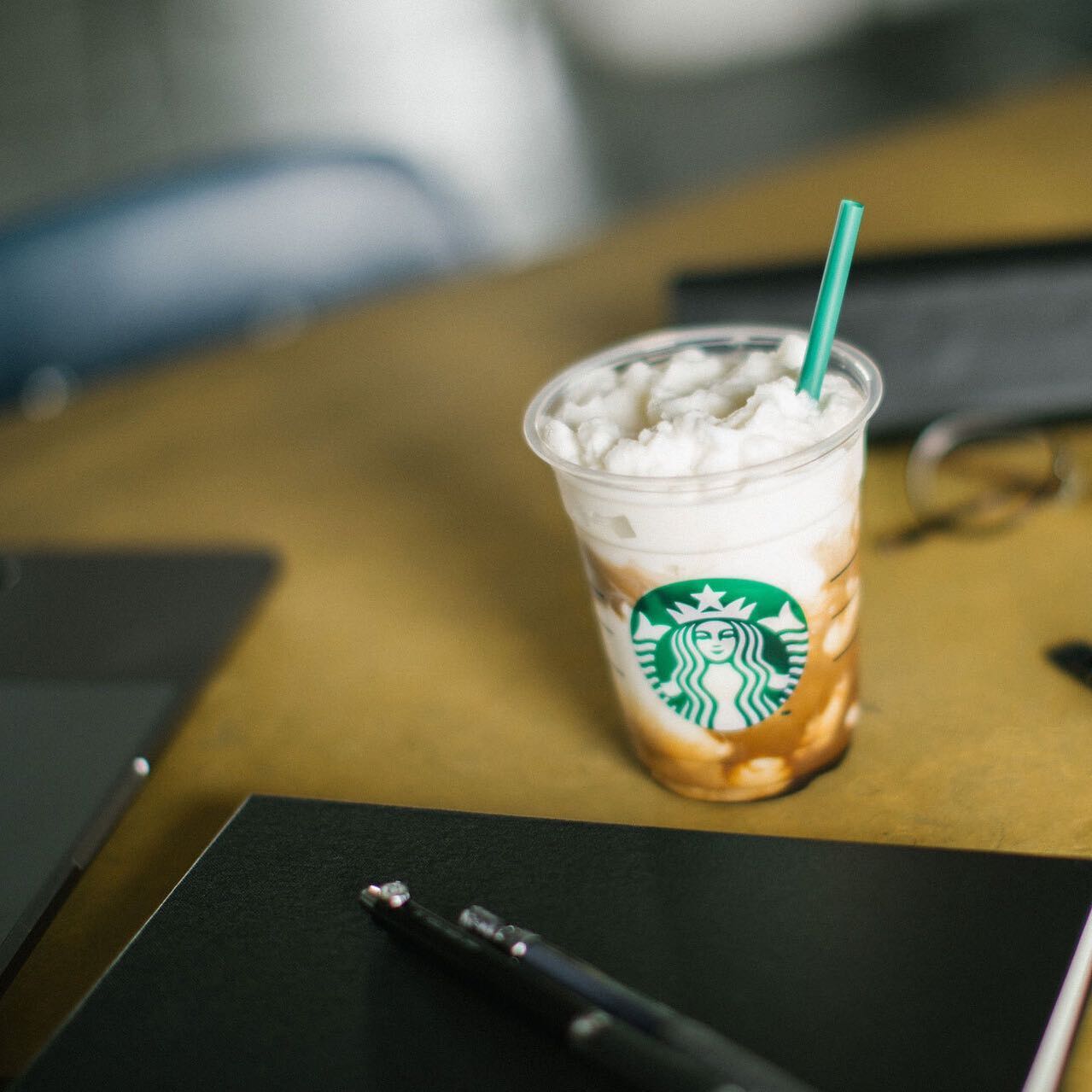 スターバックスのフラペチーノ(仕事イメージ)