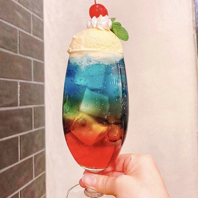 WAVYの虹色クリームソーダ