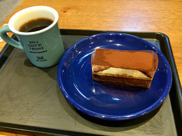 FLATWHITE COFFEE FACTORY 荒井店のケーキ