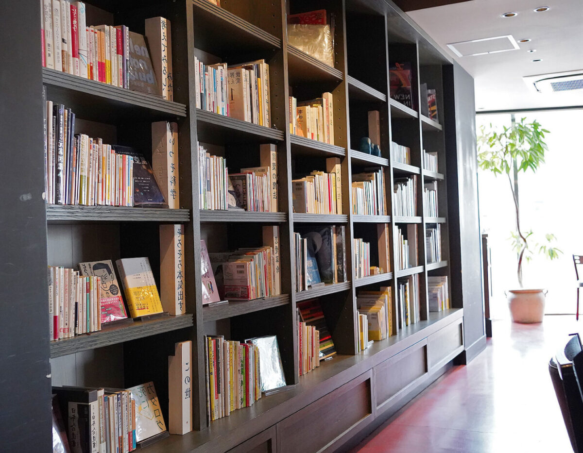 ブルーブックスカフェの本棚