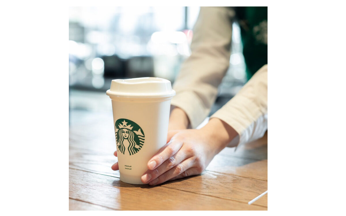 スターバックスコーヒーのコーヒーを出す店員