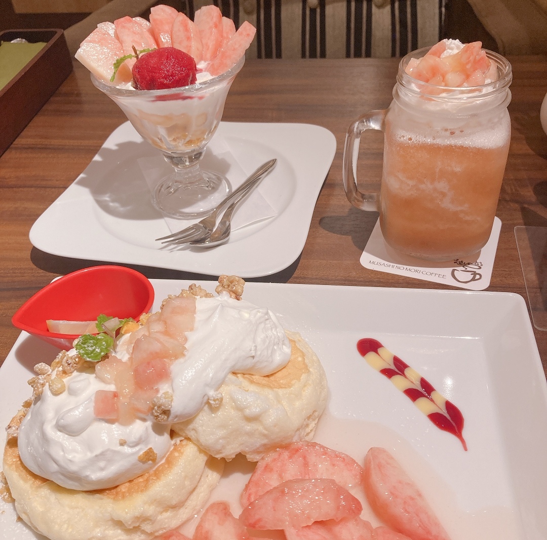 むさしの森コーヒーの白桃のパフェと白桃パンケーキ