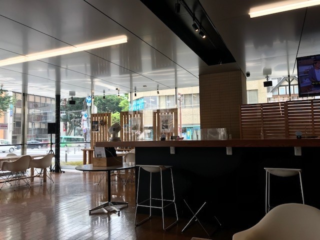 オープンカフェ まるごとやまなし館の内観