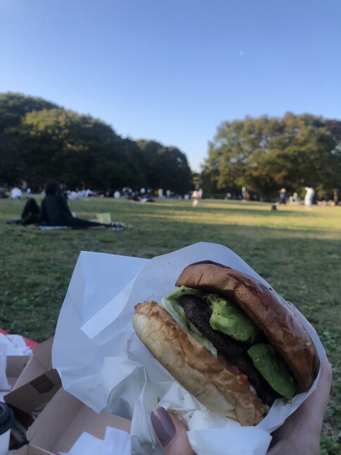 armsのハンバーガーでピクニック