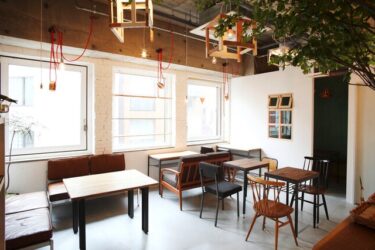 新宿三丁目駅周辺のカフェでひとりでもゆっくりできるおしゃれなカフェはココ！勉強や打ち合わせができる電源コンセント完備のカフェTOP3！