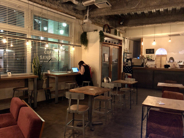 almond hostel & cafe-の店内