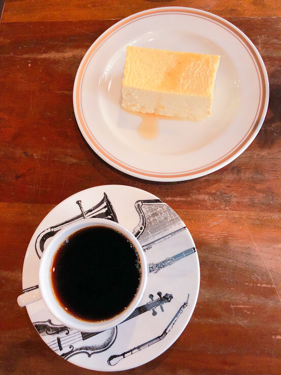 かうひいや3番地のチーズケーキとコーヒーの写真