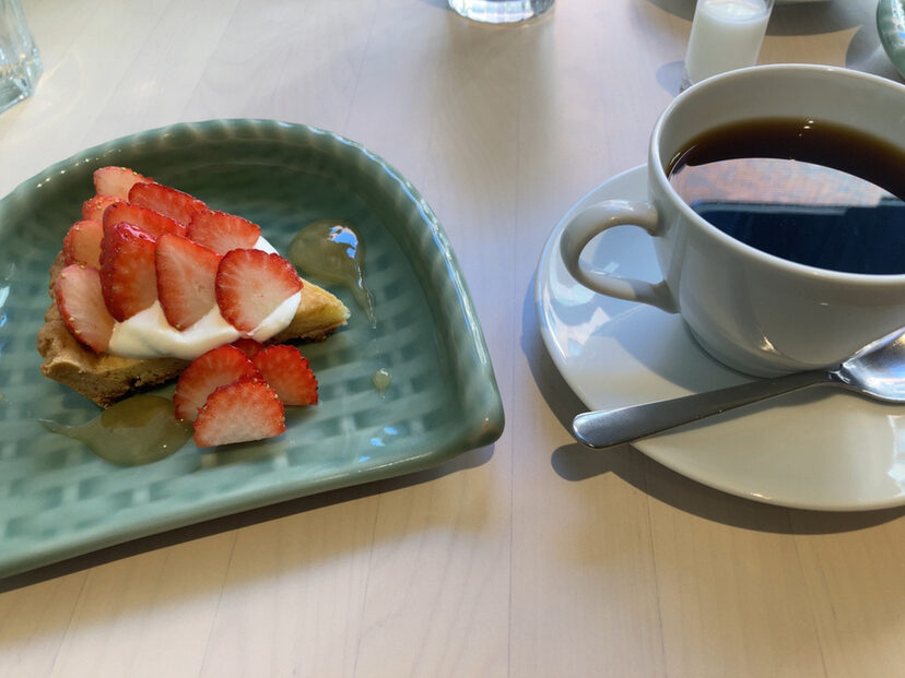 草加高砂珈琲のコーヒーとスイーツの写真