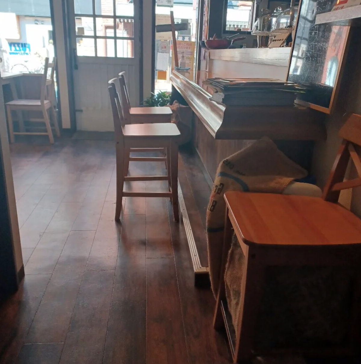 草加高砂珈琲のカウンター席の写真