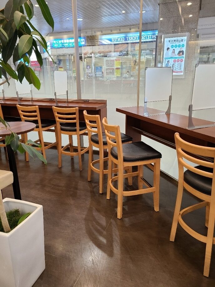 ドトールコーヒーショップ富山エスタ店のカウンター席の写真