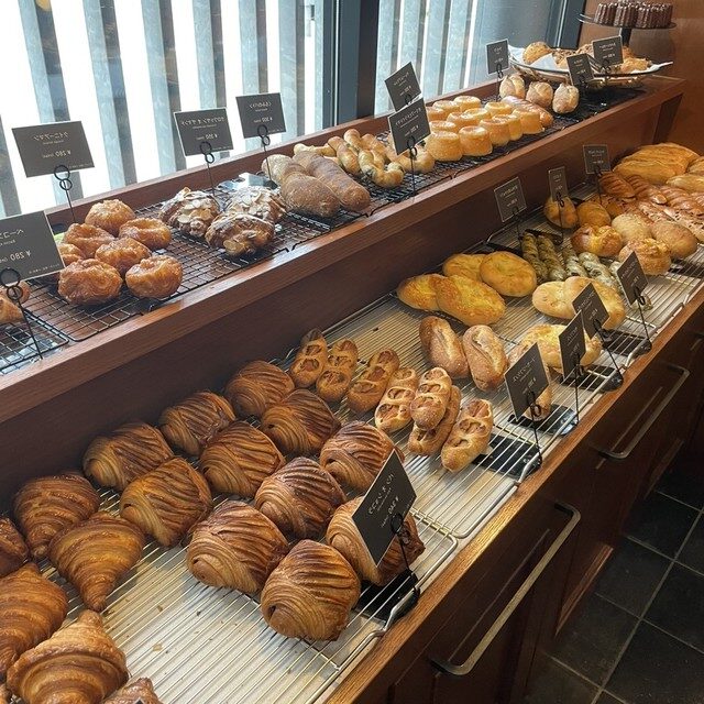 SCHOOL BUS COFFEE BAKERSのパンの販売スペース