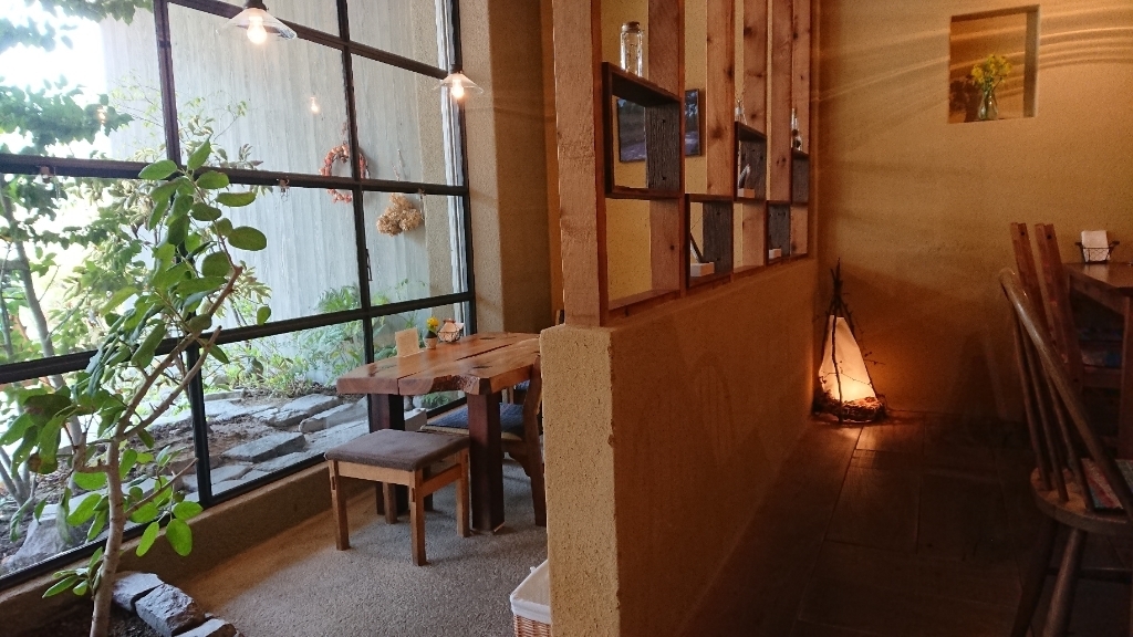 カコカフェの窓際席の写真