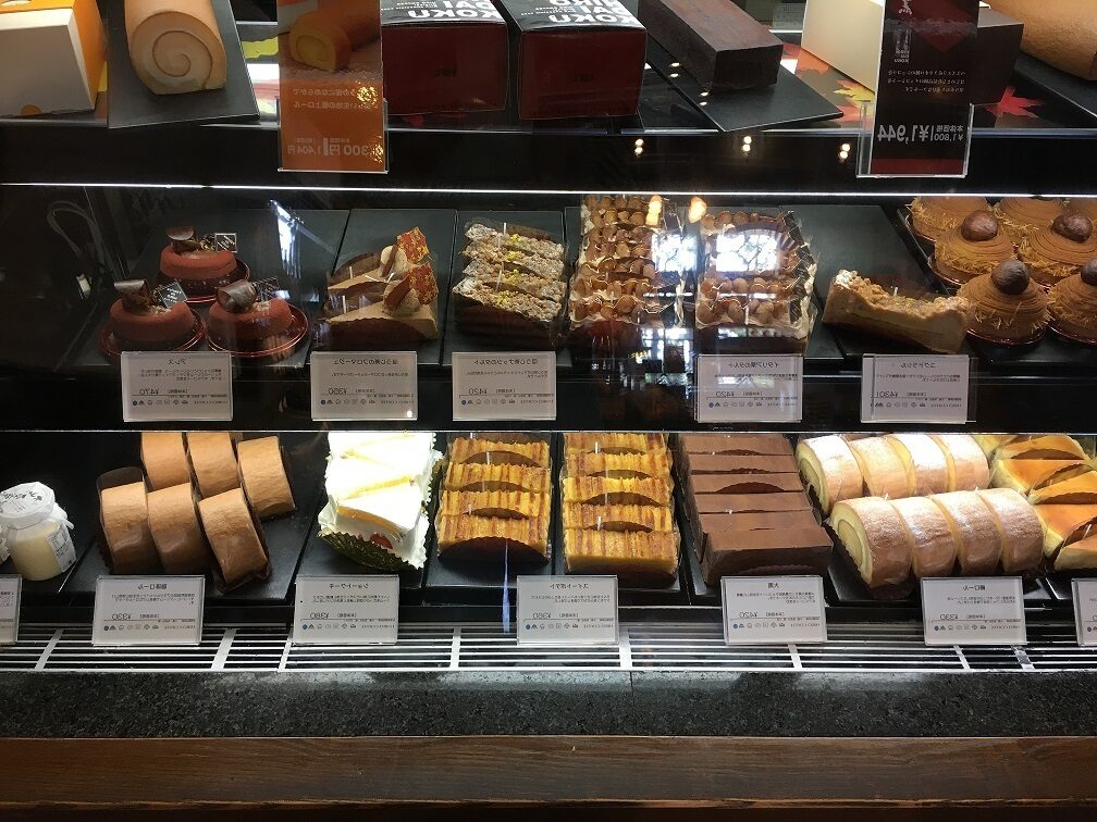 ヒロコーヒー西宮北口店のケーキショーケースの写真