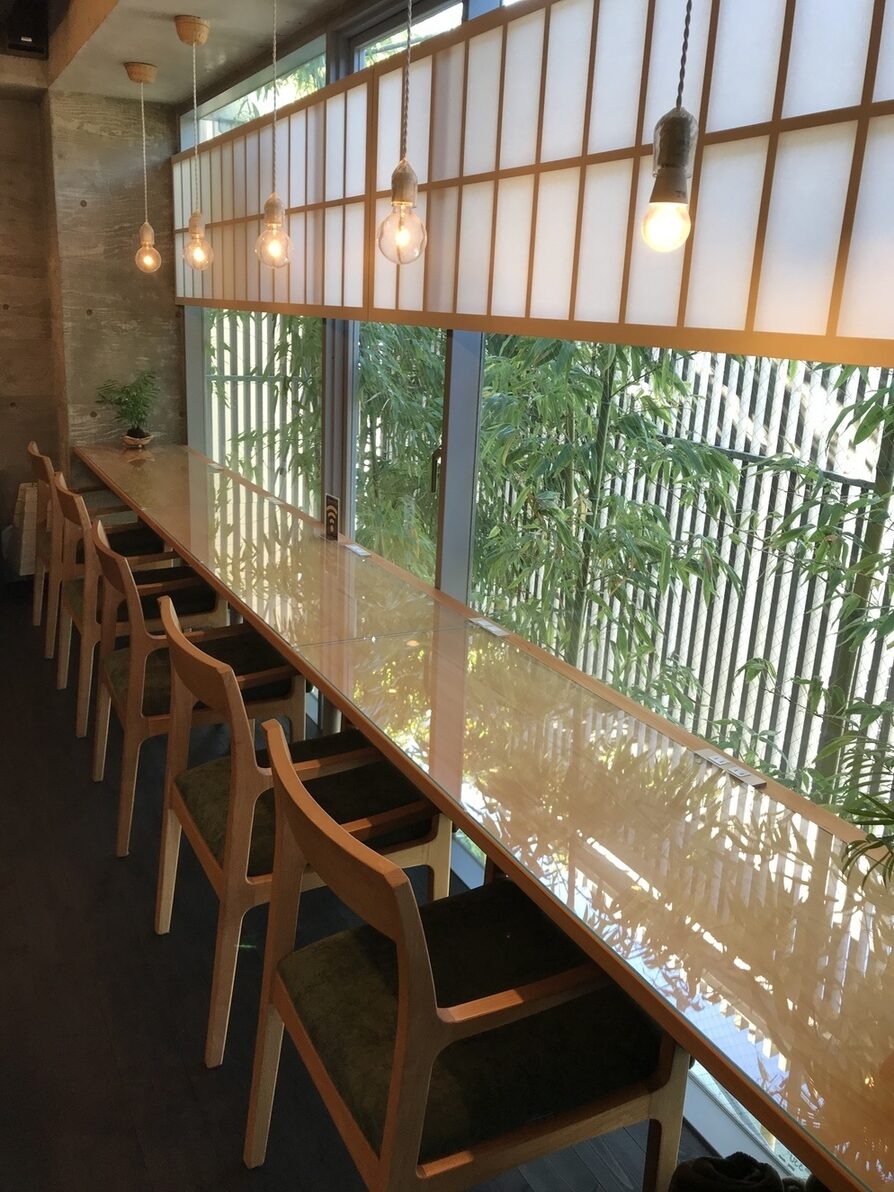 坊主カフェのカウンター席の写真