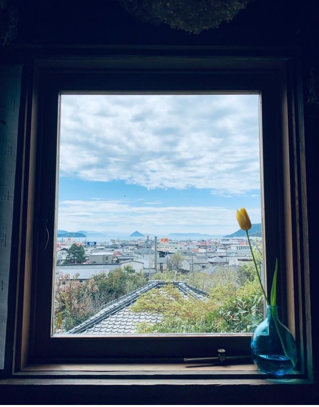 「caffe antico sion(カフェ　アンティーコー　シオン)」の窓からの景色