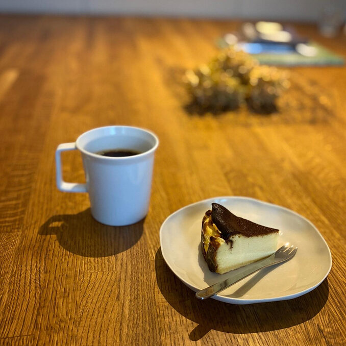 HOLT. COFFEE and TREATSのバスクチーズケーキの写真