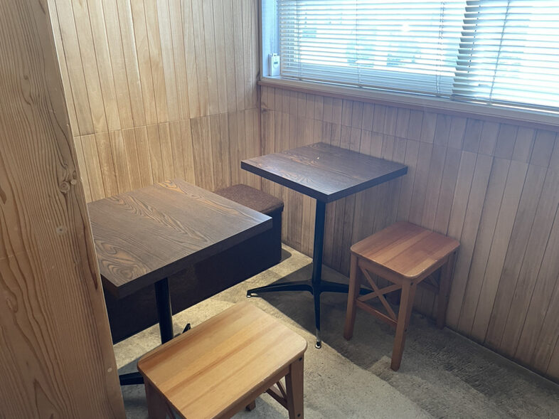 TAKAMIOKAKIの店内テーブル席の写真