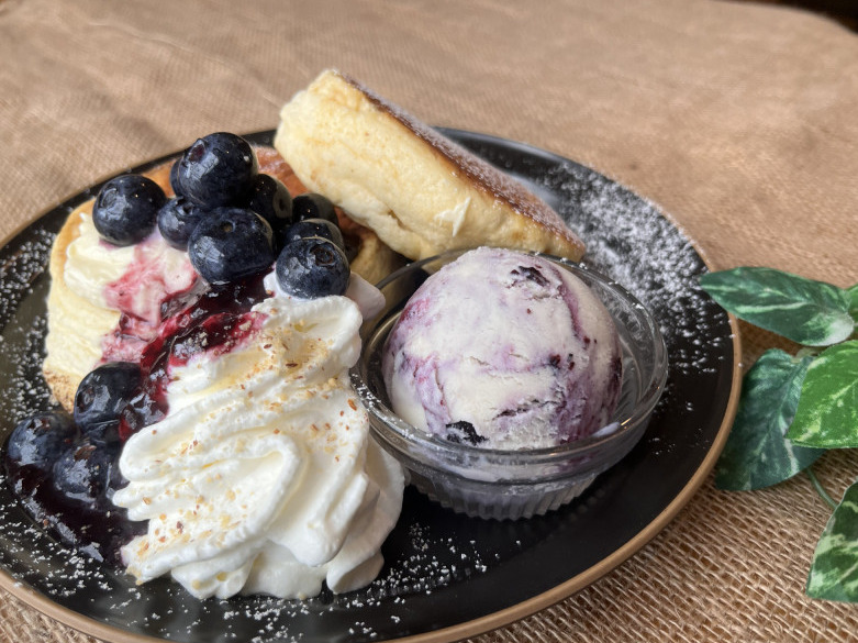 かなめカフェのブルーベリー＆ヨーグルトクリームのスフレパンケーキ