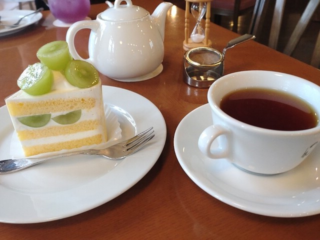 クラブハリエミホリの紅茶とシャインマスカットケーキ