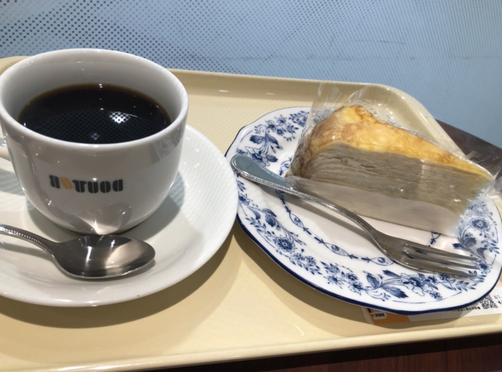 ドトールコーヒーショップ地下鉄淀屋橋駅店のケーキとコーヒー