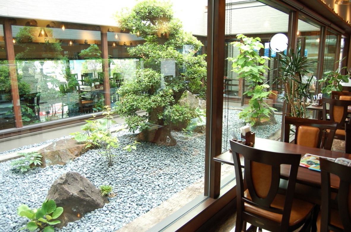 自家焙煎珈琲十三軒茶屋千田店の中庭